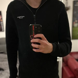 Axel Arigato - Säljer en svart tröja från Axel Arigato med dragkedja vid halsen. Skickar fler bilder om det behövs. Är storlek S men sitter som M. Nypris 2000