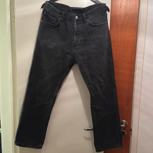 Weekday Space 30 - Använt fåtal gånger. Storlek 30, modell space.