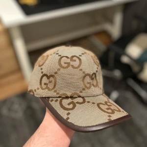 Gucci GG Jumbo Beige Keps - Tröttnat och vill bli av med den Inga fläckar, inga skador – i nyskick och fräsch! Kan skickas samma dag.