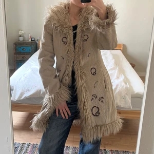 2000s jacka - Unik beige manchester kappa med fina broderier och faux fur🌺