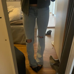 Ljusblå bootcut jeans med slitningar - Snygga ljusblå bootcut jeans med slitningar. Knappt använda i storlek 36. Skriv vid frågor 💞💞