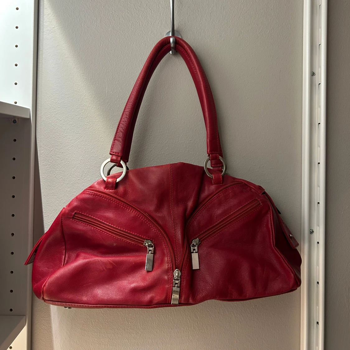 Röd axelväska i skinn - 1