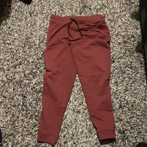 Vinröda mjukisbyxor från Hugo - Snygga vinröda mjukisbyxor från Hugo med svart snörning i midjan. Perfekta för en avslappnad stil. Byxorna har en bekväm passform och är gjorda i ett mjukt material.