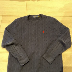 Mörkblå stickad tröja från Ralph Lauren - Fint skick, strl L