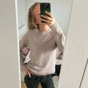 Ljus lila/grå stickad tröja😻💕💕 - Jätte fin ljus grå/lila stickad tröja som blivit använd en del💕😻 den har blivit lite knoprig men fortfarande jätte fin och bara ett najs plagg att ha i garderoben 💕🌸😻💕