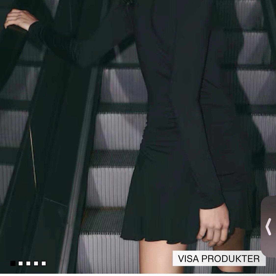 Svart kortkjol med rynkdetaljer - 3