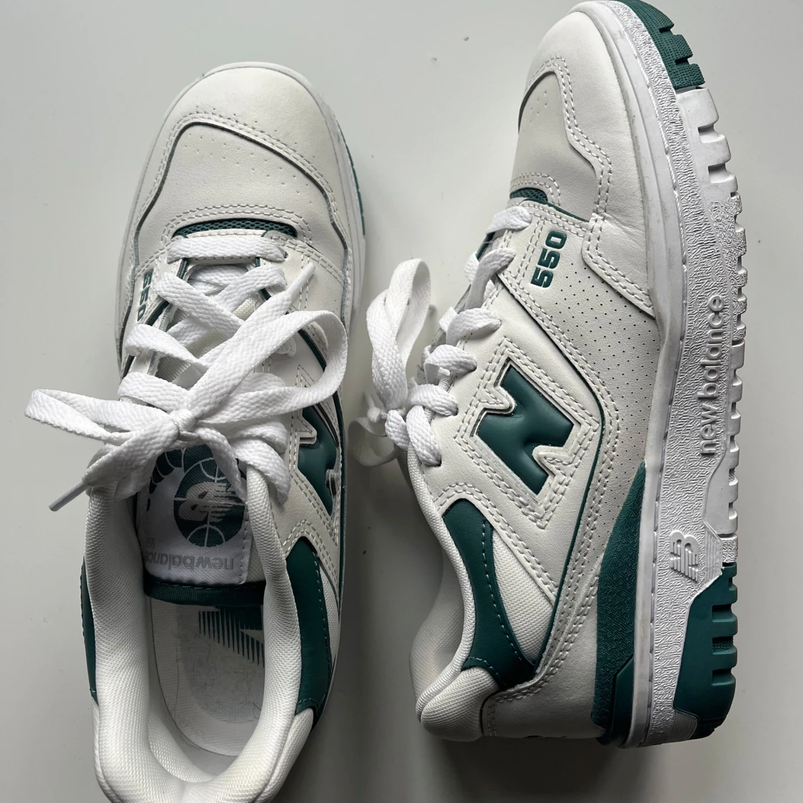 Vita och gröna sneakers från New Balance