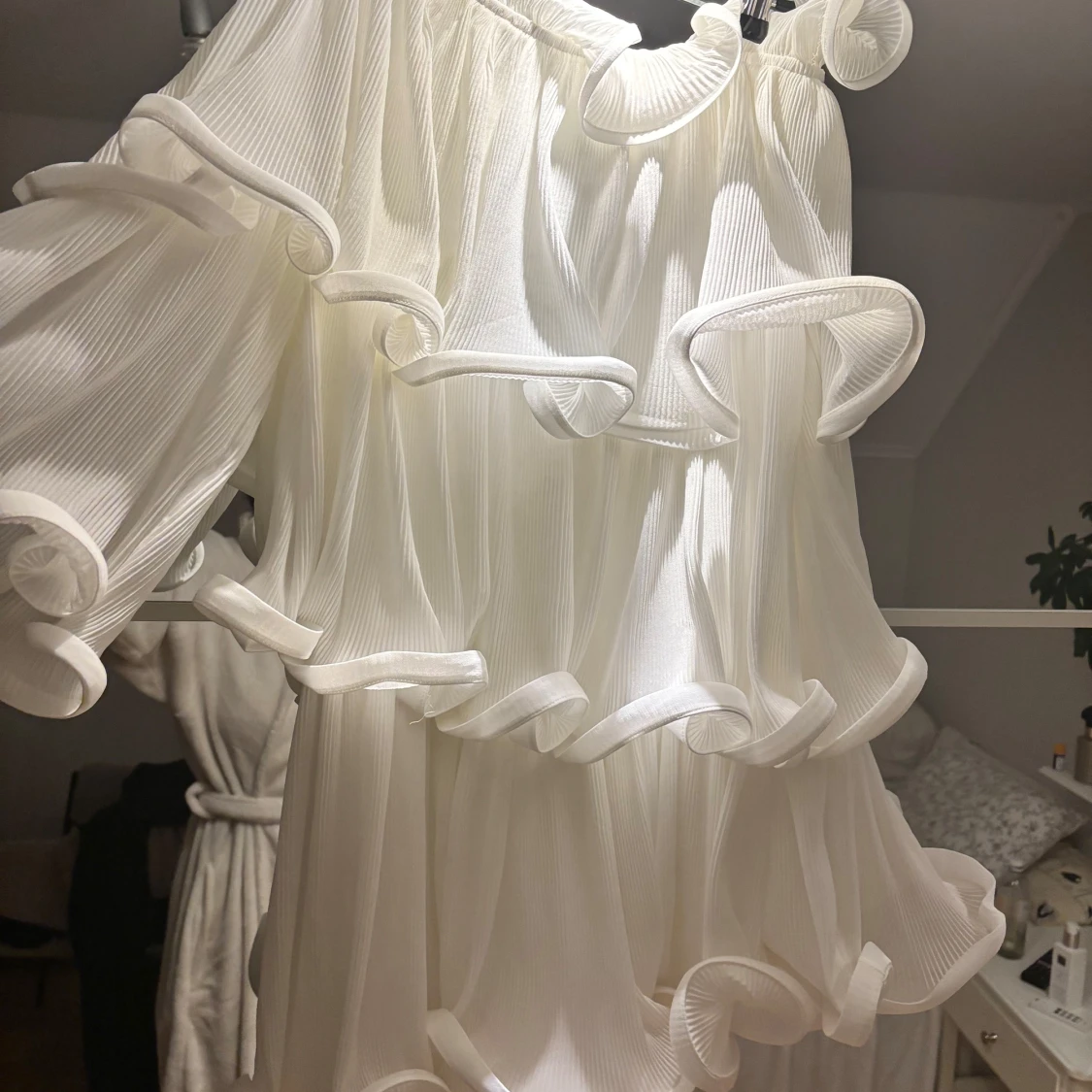 Vit klänning med volanger