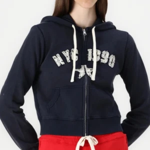 Urban Outfitters zip - Supersnygg zip från Urban, aldrig använd med prislappar kvar. Den är storlek L men är liten i storleken och passar därför mig som brukar ha S! Nypris: 600