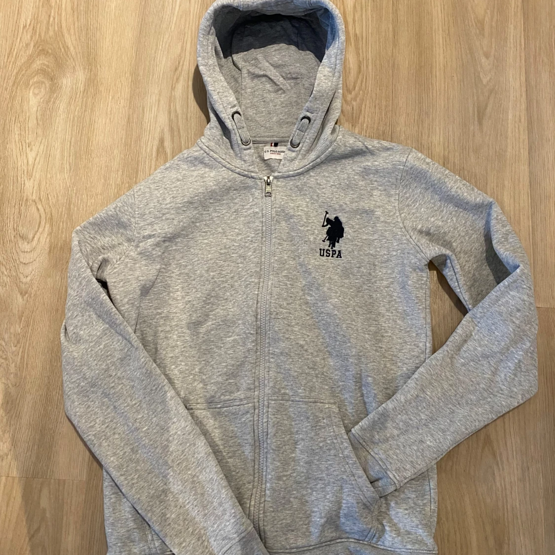 Grå hoodie från U.S. Polo Assn. - 1