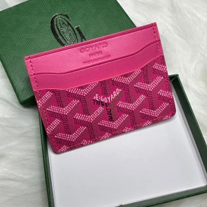 Rosa plånbok  - Säljer en snygg rosa plånbok  med deras ikoniska mönster. Plånboken har flera fack för kort och en härlig gul insida. Perfekt för att hålla ordning på dina kort med stil.