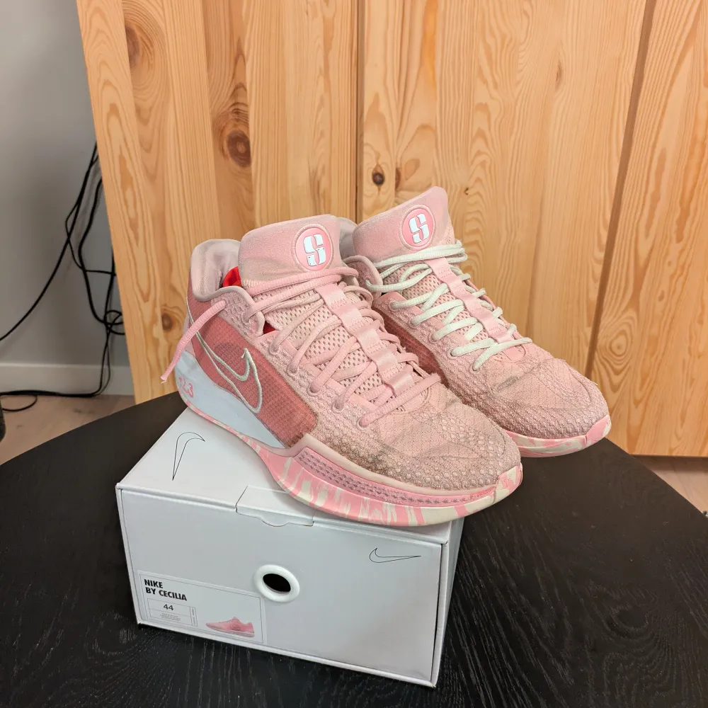 Säljer ett par rosa Sabrina 1 basketskorpga att jag behöver pengar till moppen. De är rätt så väl använda men har fortfarande en del att ge. Pris kan diskuteras. . Kengät.