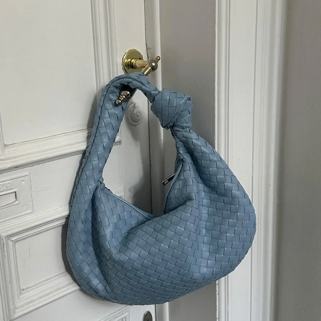 Blå flätad axelväska