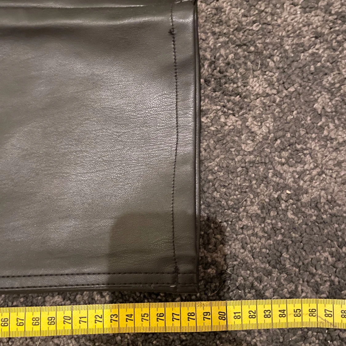 Svarta skinnbyxor från Bik Bok - 4