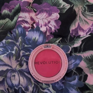 Rouge och highlighter från Revolution - Säljer ett set med rouge och highlighter från Revolution. Rougen är i färgen 'Pink Lady' och kommer i en kompakt förpackning. Highlightern har en marmorerad design med skimrande toner, i färgen ”Raise the bar”. Perfekt för att ge ansiktet en fräsch och strålande look.