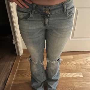 Low waist bootcut jeans - Snyggaste jeansen med en lågmidja o bra bootcut nedtill, köpta för 750, har omärkbara defekter läääääängst ned i form av ett litet hål på vardera ben💗💗skriv t mig för att diskutera priset