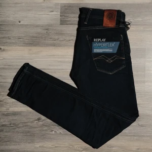 Mörkblåa Replay Anbass Jeans  - ‼️ÄR LJURARE I VERKLIGHETEN‼️Säljer nu dessa riktigt snygga Replay Jeansen. Modellen på jeansen är anbass. Helt nya med taggar, aldrig använda. Storlek 28/32. Nypris 1600-1800kr, mitt pris endast 549kr 🤝. Hör av dig om du undrar något eller vill ha fler bilder! 