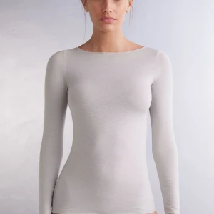 Intimissimi tröja🩶 - Snygg, bekväm intimissimi tröja i färgen Ice Grey. Inga defekter, ev två fläckar på framsidan, se bilder. Men tröjan tvättas innan den skickas och då går dom säkert bort💗 nypris: 459kr
