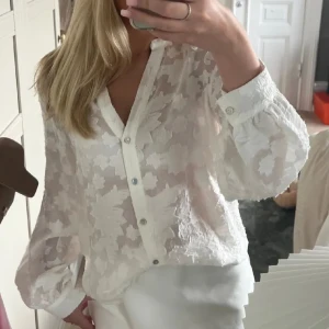 Vit blus skjorta från zara - Vit blus skjorta från Zara i jätte bra skick!!