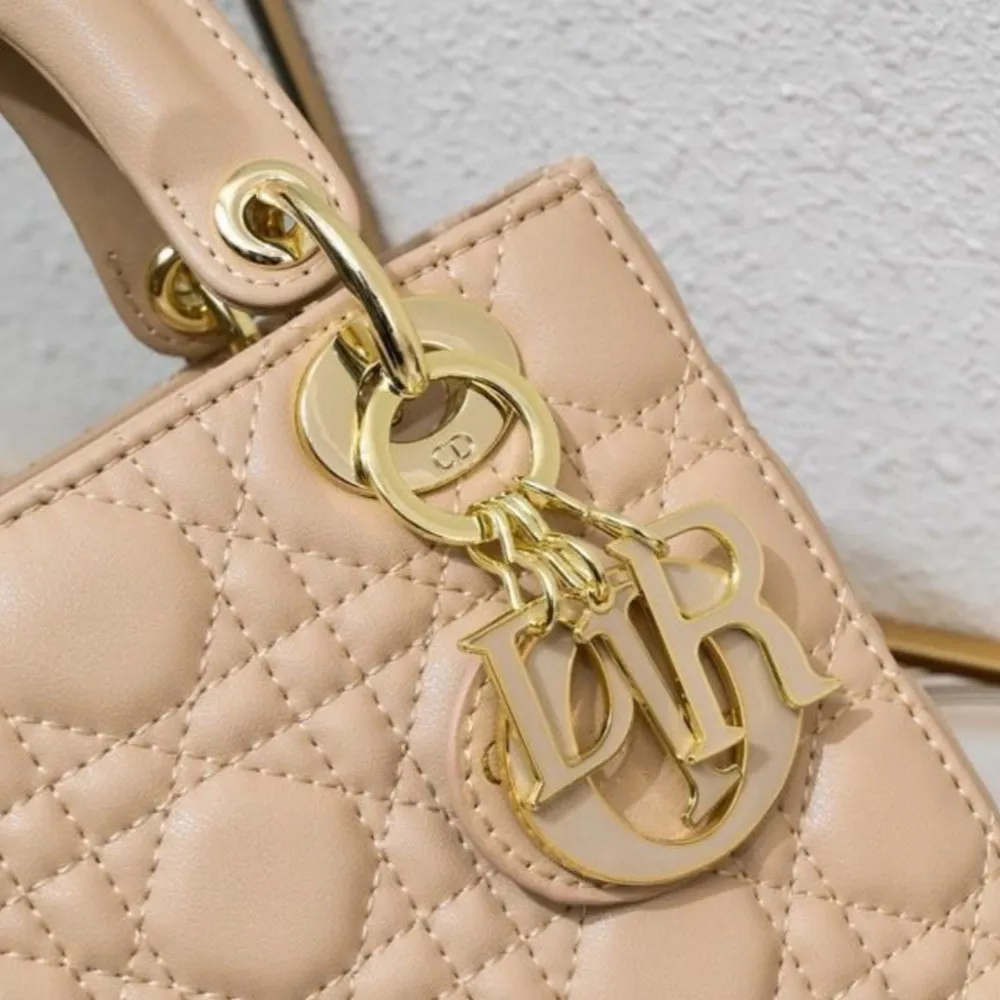 Väldigt snygga Christian Dior Damväskor. Beige färg. De är oanvända, kommer i paket som det ska. Högsta kvalité i hela markanden. (11 kvar) . Asusteet.