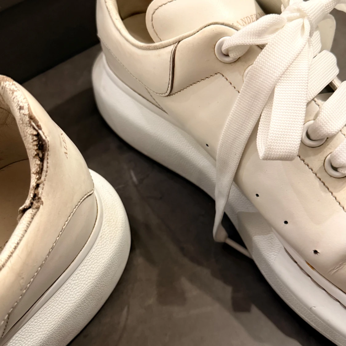 Vita sneakers från Alexander McQueen - 1