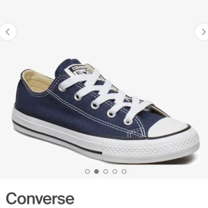 Mörkblå Converse sneakers - Klassiska mörkblå Converse sneakers med vit sula och snörning. Strl 39!!