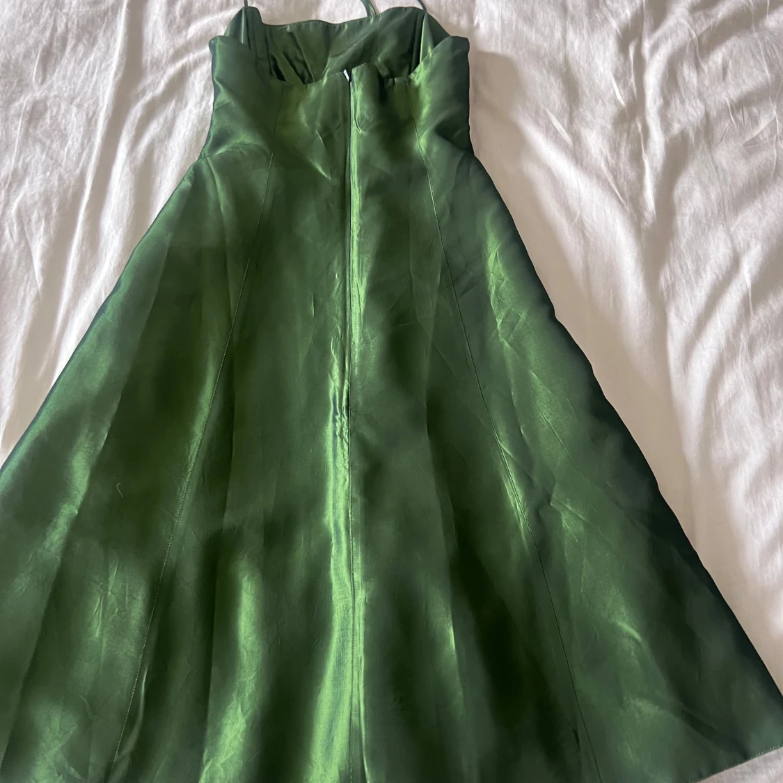 Grön axelbandslös klänning - 2