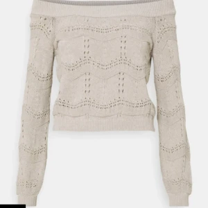  offshoulder tröja - Beige kroppad offshoulder tröja i bra skick, endast använd en gång💗