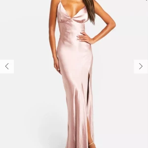 Ljusrosa balklänning - Säljer en ljusrosa långklänning i satin med smala axelband och djup v-ringning som jag hade som extra balklänning! Då jag hittat en jag tyckte var finare säljer jag denna klänning. Klänningen är aldrig andvänd endast provad! Jag är 167cm lång och klänningen passar mig perfekt i längden! Hör av dig om du har frågor, priset kan diskuteras❤️