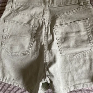 Beige shorts med fickor -  Jättesnygga beiga shorts . Väldigt mjukt material och väldigt fin passform. De är inte låg midjade. De är väldigt bra skick. Kan även sänka pris som det behövs