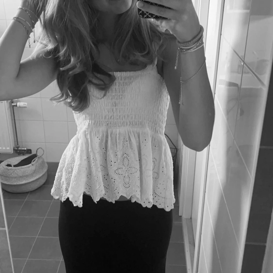 Vit ärmlös topp med spetsdetaljer