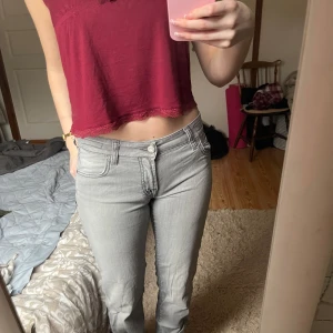 Grå Jacob Cohën jeans💕💕 - Jätte snygga jeans från Jacob Cohën i modellen 711💕Säljer då dom blivit för små. Är köpta från plick sen tidigare. (Skriv för fler bilder)