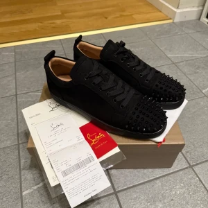 Christian Louboutin  - |Storlek: 43 |Skick: 10/10 Helt Nya|Tillbehör: Allt og samt kvitto |Nypris: 8800kr |Hör av er för ev frågor och bilder✔️. Priset kan diskuteras vid snabb affär!📋 Inga byten!