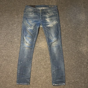 Dondup jeans med slitningar - Intressekoll ‼️Säljer nu ett par riktigt feta och eftertraktade dondup jeans med slitningar och färg skvätt | Modell George | Skick 8/10 | Storlek W32 | Komm vid intressen och tveka ej ifall du har någon fråga