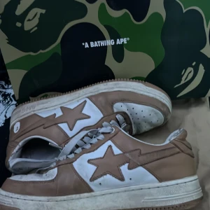 Äkta Bape skor  - Beige bape skor, priset kan diskuteras eftersom de är rätt slitna 