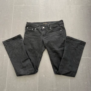 Nudie Jeans - Nudie Jeans av modellen SLIM JIM Storlek: 29/32- Skicket på jeansen är mycket bra - 10/10 - mitt pris: 499- Nypris: 1599kr.   En stor fördel med Nudies jeans jämfört mot Levis, Tiger of Sweden, Replay, Lee, Acne, dondup osv. Är att du kan lämna in dem gratis for reparation eller uppläggning i Stockholm, Göteborg eller Malmö. På så vis förlängs livslängden rejalt.
