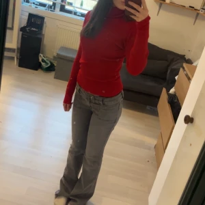 Ribbad röd polotröja från Cubus - Säljer en snygg röd polotröja från märket C. Tröjan är ribbad och har långa ärmar, perfekt för kyligare dagar. Den är i storlek S och har en tight passform som framhäver figuren. Ett måste i garderoben för en stilren look!