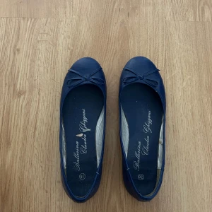 Blå ballerinaskor med rosett - Snygga blå ballerinaskor från Claudia Ghizzani med en söt rosett på tån. Perfekta för en stilren och bekväm look. Skriv gärna vid frågor! 💕