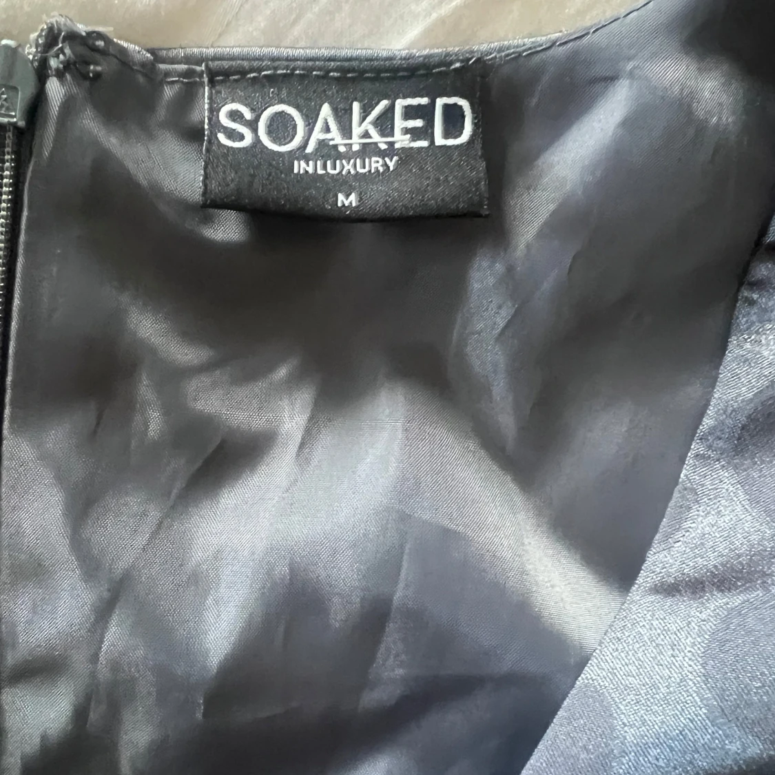 Grå prickig klänning från Soaked in Luxury - 3