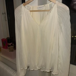 Jätte fin vit Vila blus🩷 - En jätte fin vit blus från Vera som inte är använd, har köpt nyss men i fel storlek och inte kunnat lämna tillbaks och det är darför jag säljer vidare den här på plick i stället och hoppas på att någon blir intresserad att köpa! Priset är inte fast och kan diskuteras! Skriv om fler bilder eller om det är några funderingar!❤️❤️ Storleken är som en S eller XS på! 