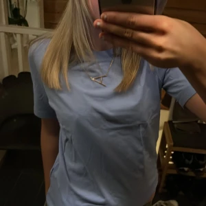 Ljusblå t-shirt från Gina Tricot stolek S - Säljer en ljusblå t-shirt från Gina Tricot. Den har en enkel design med korta ärmar och rund halsringning. 💓
