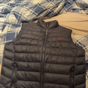 Mörkblå dunväst från Polo Ralph Lauren - Säljer min Ralph lauren väst som är jättefin och knappt aldrig använd.