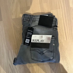 Helt nya Grå jeans från Replay 30/32 - Snygga grå jeans från Replay i modellen Anbass som är helt ny. De har en slim passform och är tillverkade i stretchigt denim för extra komfort. Perfekta för en stilren look. Nypriss 1599 mitt endast 700. Tveka inte att höra av er vid funderingar. 