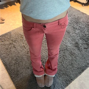 Röda byxor med låg midja - Röda jeans lågmidjade bootcut , mycket stretch ,  Midja rakt över 36cm , innerben 82