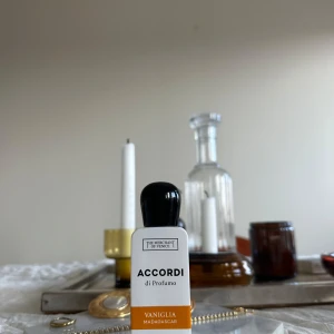 Accordi di Profumo Vaniglia Madagascar, the merchant of Venice - Upptäck Accordi di Profumo Vaniglia Madagascar från The Merchant of Venice. Denna Eau de Parfum kommer i en elegant vit flaska med svart kork och orange detaljer. Doften är en hyllning till Madagaskars vanilj och erbjuder en rik och varm aromatisk upplevelse. 30ml, endast testad.