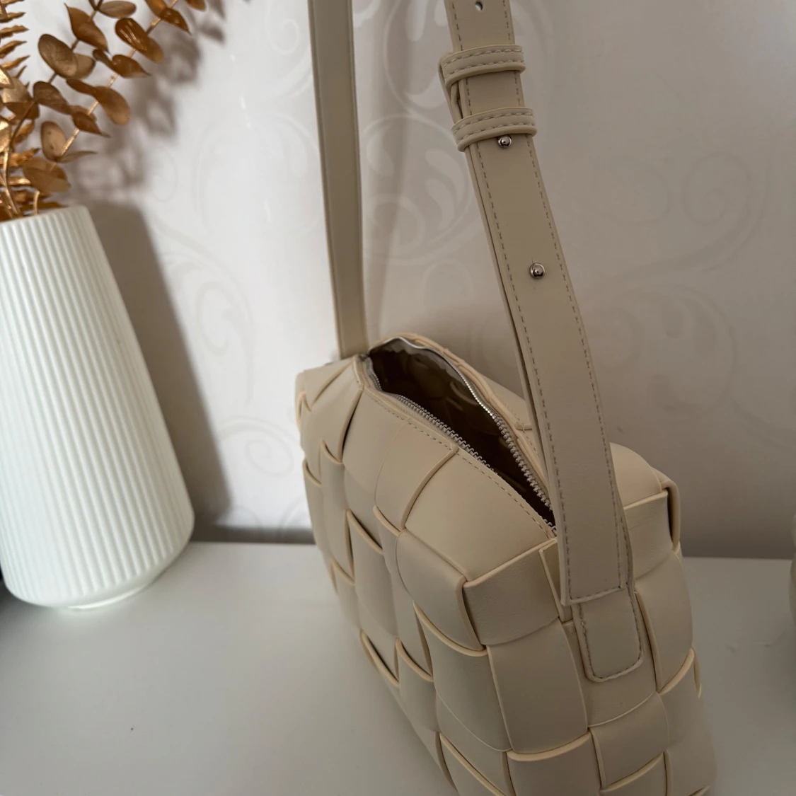 Axelväska med flätad design - 1