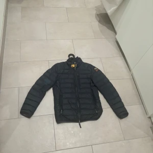 Mörk blå vår jacka  från Parajumpers - Säljer en mörk blå dunjacka från Parajumpers i storlek XS perfekt till våren säljer pga har växt ur den, inga stora skador förutom att den är uppriven en gång men det är lagat väldigt bra och smälter in, lägger knappt märket till det