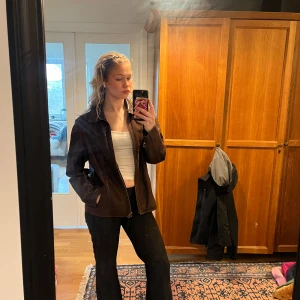 Brun skinnjacka från Oakwood - Säljer en snygg brun skinnjacka från Oakwood. Jackan har en klassisk design med dragkedja och långa ärmar. Jackan är perfekt för en kylig vår morgon eller passar perfekt för en varm höst dag 🧥jackan har varit väl omhändertagen💕priset kan diskuteras🥰