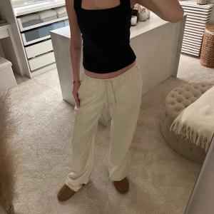 Low linnebyxor från H&M - Snygga och bekväma beige linnebyxor från H&M med snörning i midjan som är low waist. Superfina men de är på gränsen till för korta på mig. Köpta för 199kr. Jag är 173 cm för referense 🤎🤎