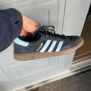Mörkblåa adidas handball spezial - i nyskick bara använda några få gånger, belagt med mocka skydd
